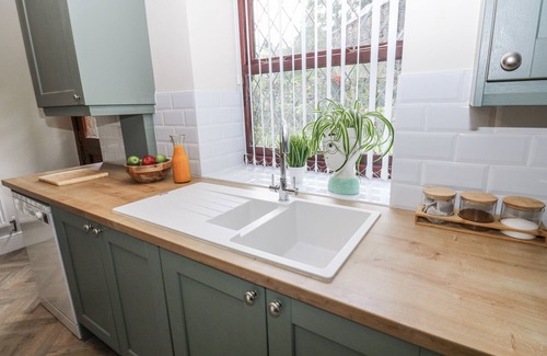 Uppermill Cottage | COURT STREET COTTAGE, family friendly, with a garden in Uppermill