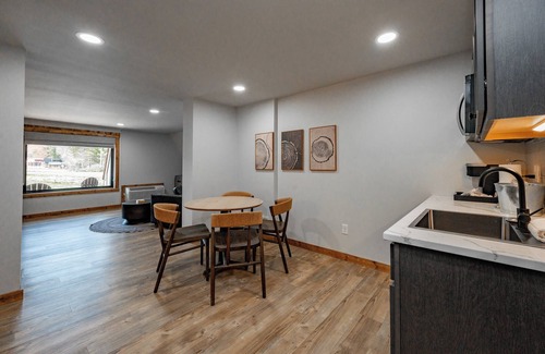 Thayerville Hotel | Cove Creek Lodge: 101 Poolside Executive King Suite