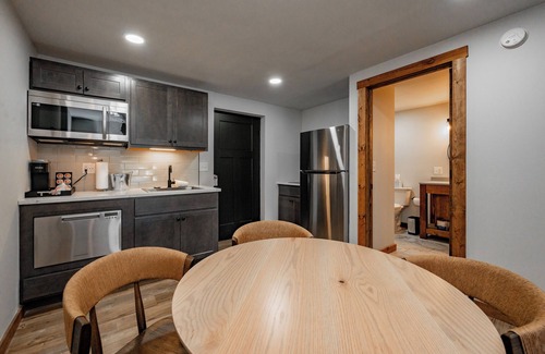 Thayerville Hotel | Cove Creek Lodge: 101 Poolside Executive King Suite