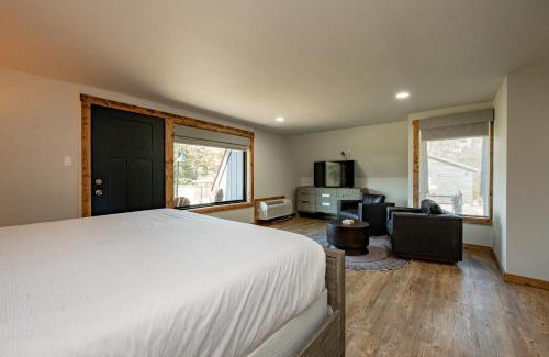 Thayerville House | Cove Creek Lodge 101 Poolside Executive King Suite