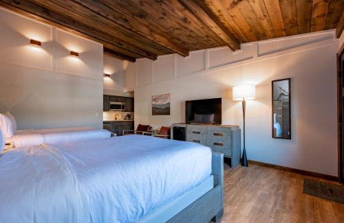 Thayerville House | Cove Creek Lodge 209 Standard Double Queen Room