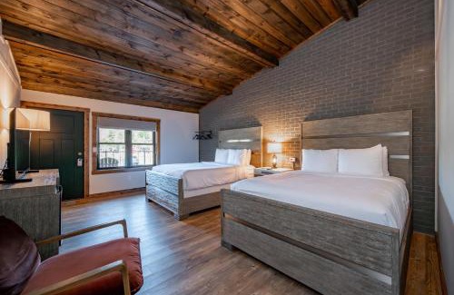 Thayerville House | Cove Creek Lodge 209 Standard Double Queen Room