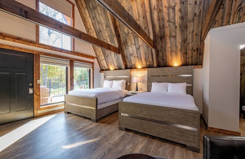 Thayerville Hotel | Cove Creek Lodge: 211 Dog Friendly Double Queen Fireplace Room