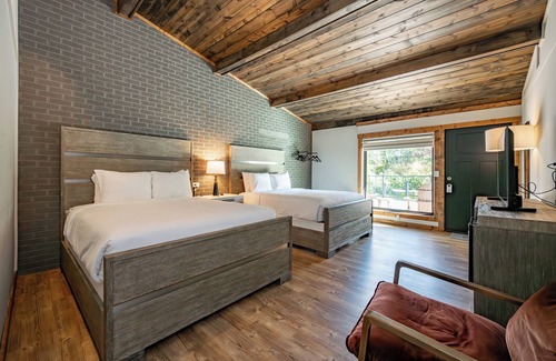 Thayerville Hotel | Cove Creek Lodge: 212 Dog Friendly Double Queen Room