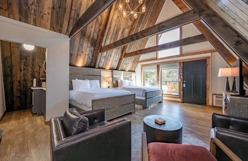 Thayerville Hotel | Cove Creek Lodge: 220 Lakeside Double Queen Fireplace Room
