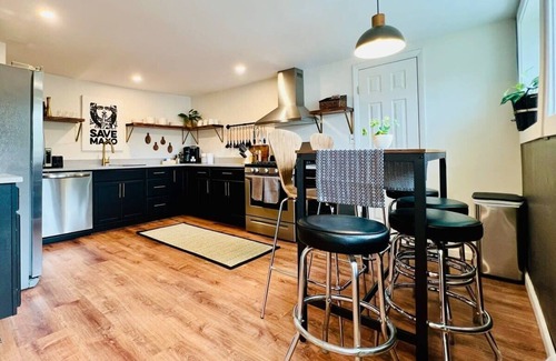 Millvale Apartment | Covered Parking Industrial Modern Mins from DT/Lville