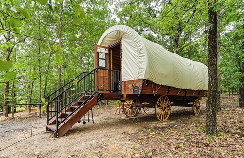 Hochatown Apartment | Covered Wagon Vacation Rental in Broken Bow!