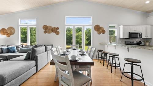 Mayhew House | Coves End by AvantStay Dock Game Room Fire Pit Forest Views