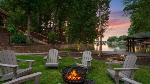 Mayhew House | Coves End by AvantStay Dock Game Room Fire Pit Forest Views