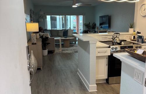 North Redington Beach Condo | Cozy 1-bedroom condo across street from beach in terrific North Redington Beach