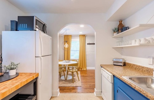 Rosedale House | Cozy 1-Bed with Gated Backyard, Near KU Med 22