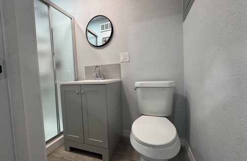 Dallas Apartment | Cozy 1-Bedroom Apartment-Studio converted from house garage. Wifi, washer/dryer.