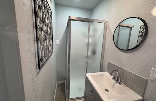 Dallas Apartment | Cozy 1-Bedroom Apartment-Studio converted from house garage. Wifi, washer/dryer.