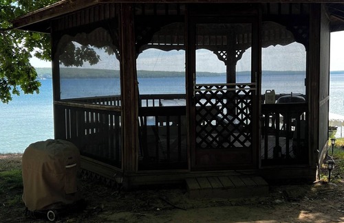 Herron Hotel | Cozy 1-bedroom hotel in amazing Hubbard Lake with WiFi, AC