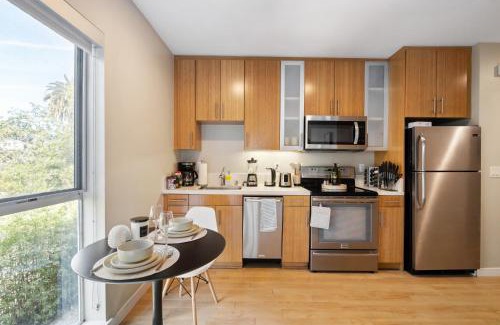 Pico Apartment | Cozy 1BR apt in Santa Monica with FREE Parking
