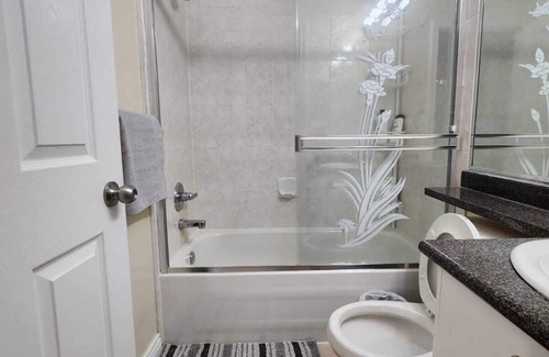 Renfrew-Collingwood House | Cozy 1BR Suite | Close to SkyTrain (5min Walk)