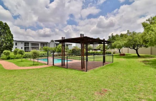 Greater Johannesburg Metropolitan Area Apartment | Cozy 2 Bed in Stunning Golf Estate