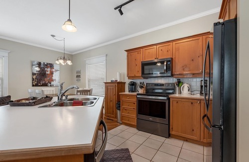 The Blue Mountains Ski Chalet | Cozy 2 bedroom condo Sleep 6, Free Wifi , Main Level access !