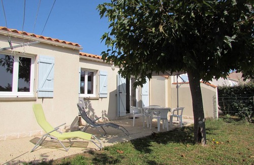 La Bree-les-Bains House | Cozy 2-Bedroom House with Garden, Near Beach and Market, Free WiFi, Sleeps 5