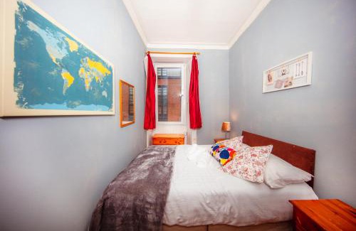 Leith Apartment | Cozy 2 Bedroom Apartment by Leith Water/ Ocean