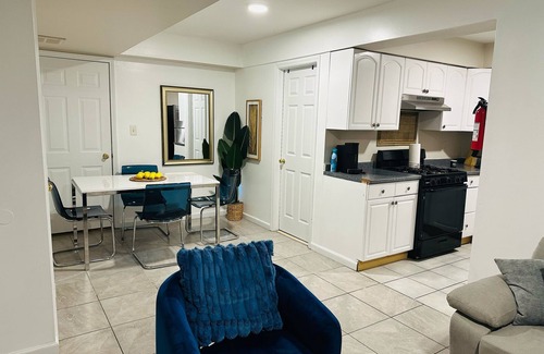 Newark Apartment | Cozy 2-bedroom apartment 6 minutes to EWR Prudential Hotels NYC