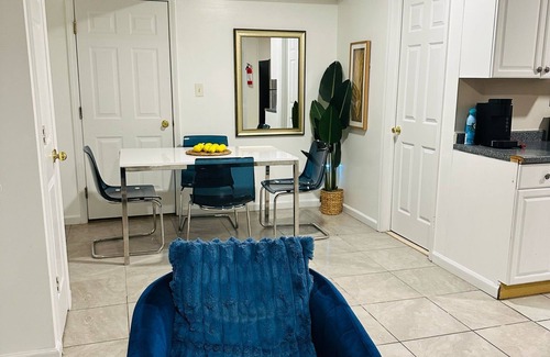 Newark Apartment | Cozy 2-bedroom apartment 6 minutes to EWR Prudential Hotels NYC