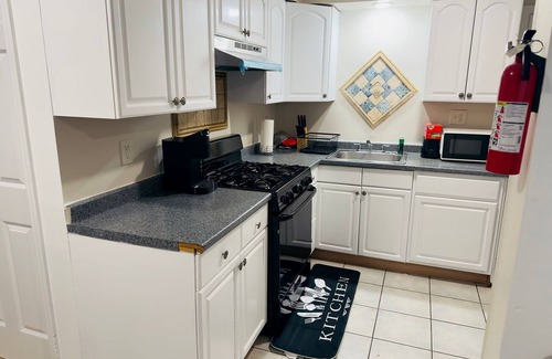 Newark Apartment | Cozy 2-bedroom apartment 6 minutes to EWR Prudential Hotels NYC