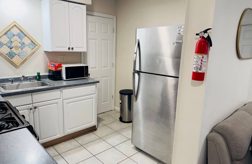 Newark Apartment | Cozy 2-bedroom apartment 6 minutes to EWR Prudential Hotels NYC