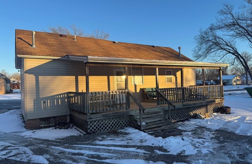 Howard Cabin | Cozy 2-bedroom cabin with Small Town Charm and Convenience