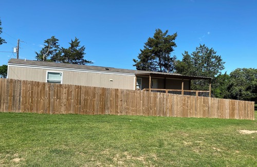 Camp Swift House | Cozy 2-bedroom mobile home with AC and WiFi in wonderful Bastrop.