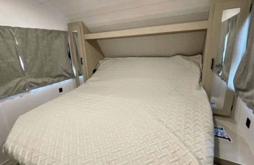 Jerusalem House | Cozy 2-bedroom RV in Serene Jerusalem with WiFi, AC, and plenty space to sleep