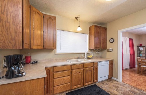 Liberty Wells Cottage | Cozy, 2bed/1bath Sugar House Cottage Close to Everything!