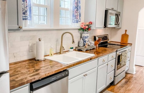 Columbia Cottage | Cozy 2BR Apt w/KING in historic dist. 1mi to sq.!