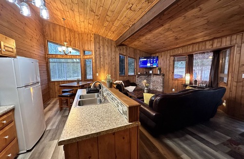 Campobello Cabin | Cozy 2br Bear Den Cabin in Campobello SC, on the upcoming Saluda Grade Trail.