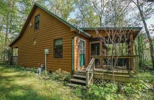 Townsend House | Cozy 2BR Cabin with Fire Pit & Whirlpool Tub, Screened Porch & so much more!
