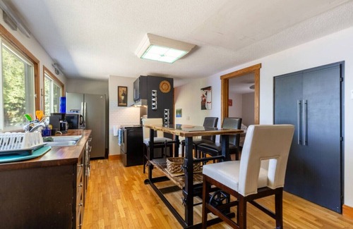 Plantagenet House | Cozy 2BR + Loft | Game Room & River Nearby