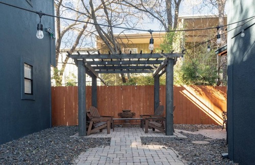 Bouldin House | Cozy 2BR Retreat in DT Austin Pets + Parking!