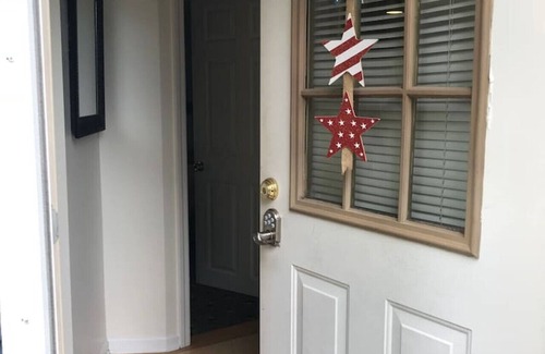 Adrian Apartment | Cozy 2nd story Flat near downtown