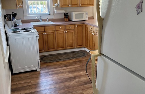 Surf City House | Cozy 3 Bedroom 1 bath, Just Steps from the Beach