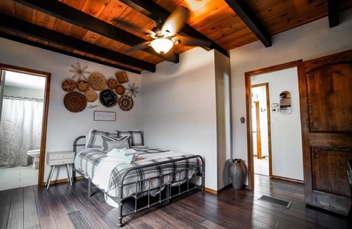 Rimrock Cabin | Cozy 3 Bedroom Cabin, Epic Views!