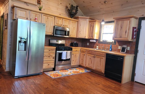 Glenwood Cabin | Cozy 3-bedroom Cabin in the Woods - No Cleaning Fee