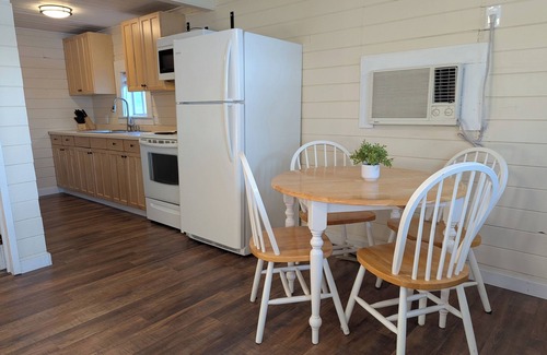 Underwood Cabin | Cozy 3-bedroom cabin just steps from the lake!