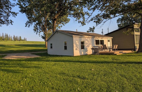 Underwood Cabin | Cozy 3-bedroom cabin just steps from the lake!