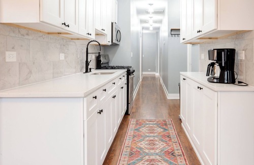 Woodlawn Apartment | Cozy 3-bedroom condo near University of Chicago