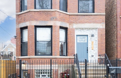 Woodlawn Apartment | Cozy 3-bedroom condo near University of Chicago