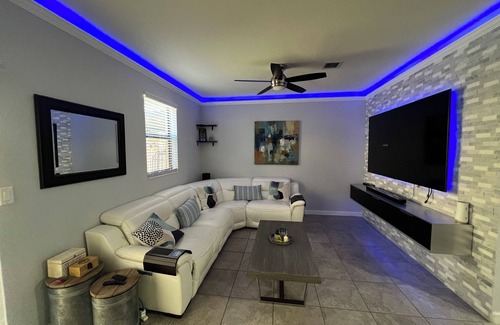 Homestead House | Cozy 3-bedroom townhome inHomestead , near Keys, with AC, full kitchen , WiFi