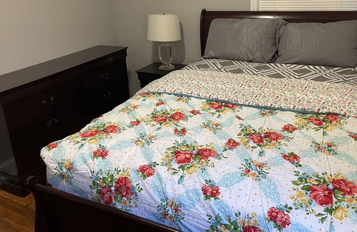 Detroit House | Cozy 3 bedroom vacation home with free parking