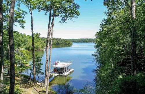 Dawsonville Ski Chalet | Cozy 3BR Cabin with Lake View in Dawsonville