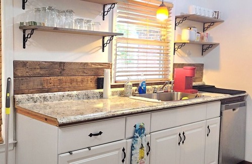 Kings Grant House | Cozy 3BR near the beach + downtown Wilmington Riverwalk with firepit + hammock