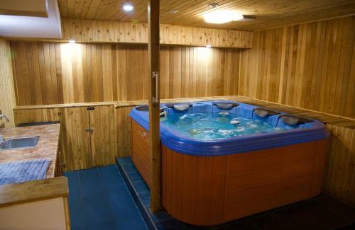 The Blue Mountains Ski Chalet | Cozy, 4 Bedroom Chalet, 10 min walk to Village
